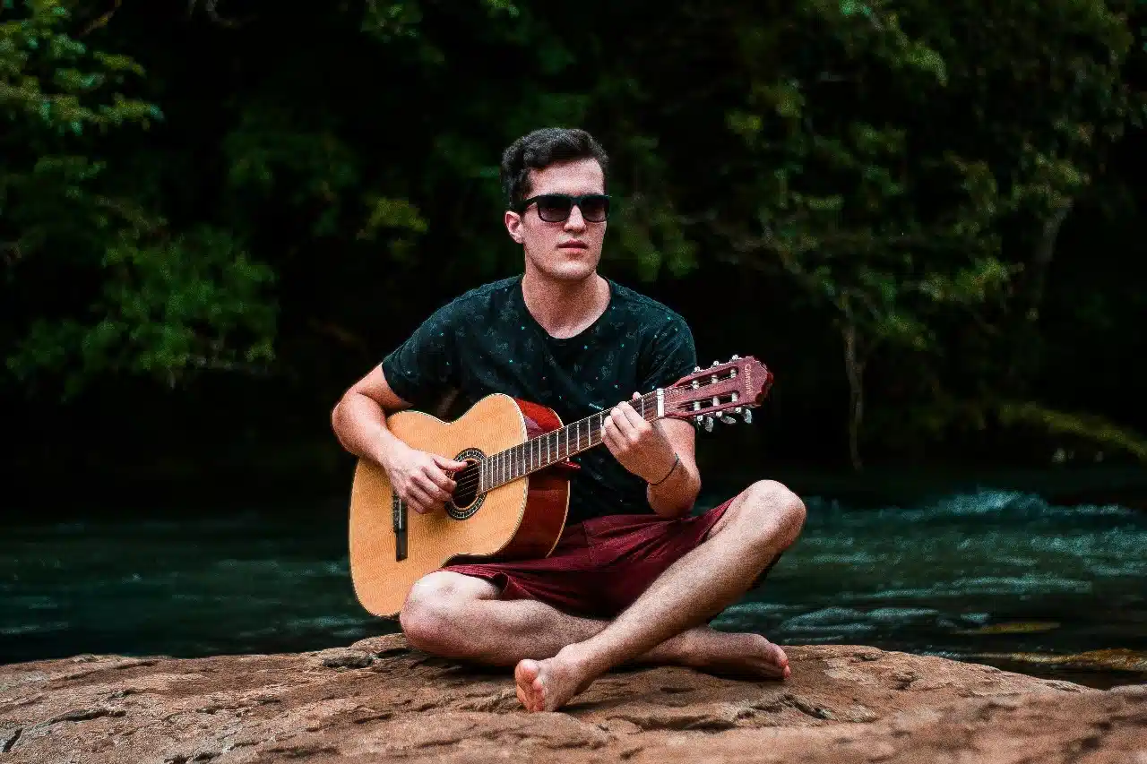 A man is playing on guiter