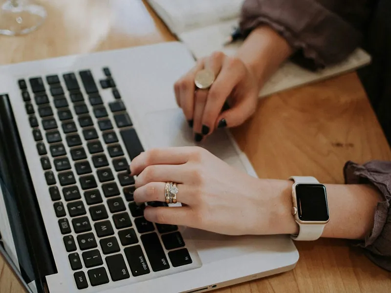 Woman in front of a laptop